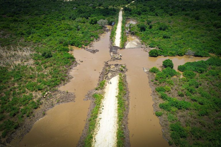 Un camino con hundimiento de terreno.